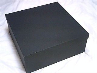 黒い蓋付きの箱．